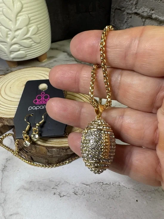 paparazzi Gold Crystal Pavé Oval Pendant Necklace - Picture 2 of 2